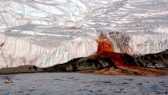 Tzv. Krvavé vodopády na Antarktidě