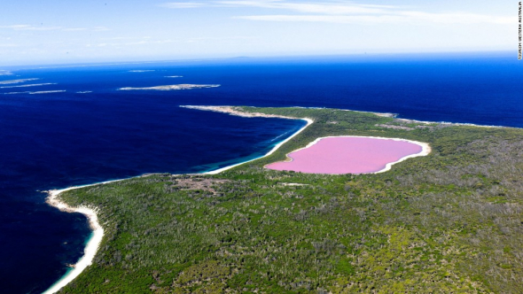 Jezero Hillier na Erijském jezeře, jehož barva připomíná růžovou žvýkačku