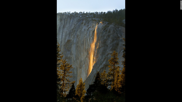 Vodopád Horsetail v Yosemitském národním parku, který vypadá, jako by byl v ohni