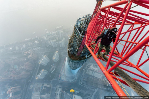 Fotka pořízená na samém vrcholu nejvyšší čínské budovy Shanghai Tower