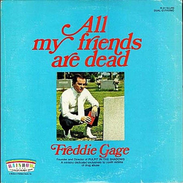 All My Friends Are Dead (Všichni mí přátelé jsou mrtví) a u hrobu klečící Freddie Gage...