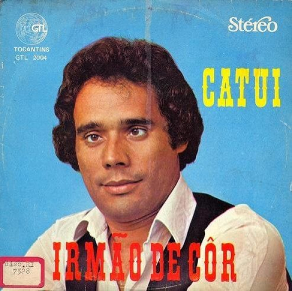 Zpěvák Catui a jeho album Irmao de Cor zobrazuje samotného Cautiho s očima kroužícíma po pokoji.