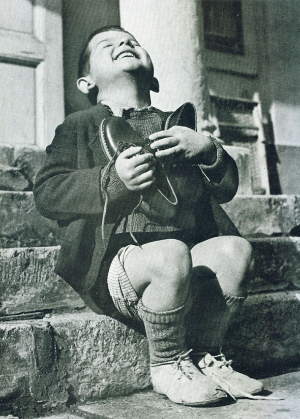5. Malý Australan se raduje z nových bot v době druhé světové války