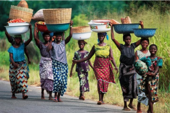 Nošení věcí na hlavě - pro nás něco nepochopitelného, pro africké ženy denní rutina. 