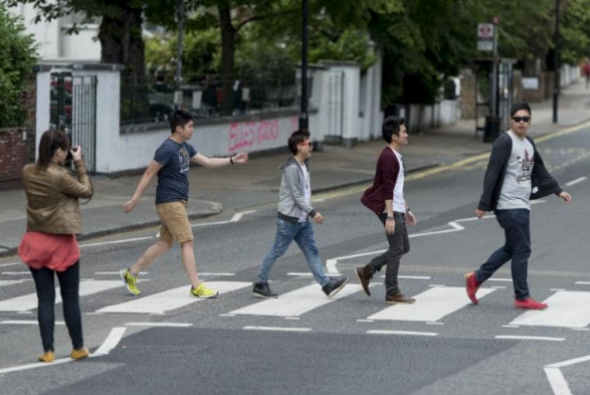 Překračování silnice v Abbeys byl super nápad, který měli členové Beatles, ne vy. Budete opět vypadat jen trapně.