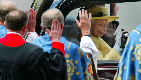 Královna odjíždí z oslavy 50. výročí od její korunovace - 2. 6. 2013.
