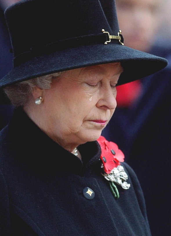 Královna pláče při vzpomínce na padlé během druhé světové války - 7. 11. 2012.