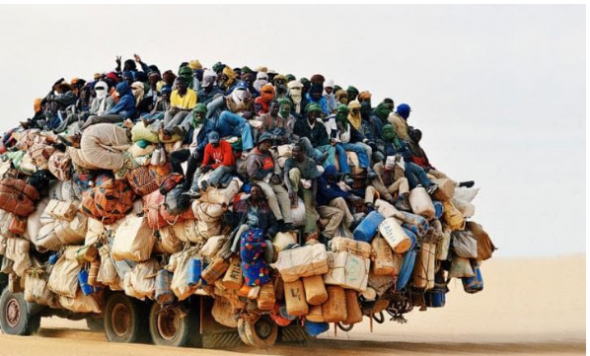Fotografie, jak jste někde v rozvojové zemi zahlédli přeplněný vozíček, ať už lidmi nebo nákladem.