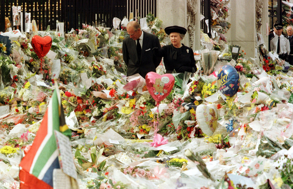 Královna se svým manželem prohlíží květiny na pohřbu princezny Diany - 5. 9.1997 