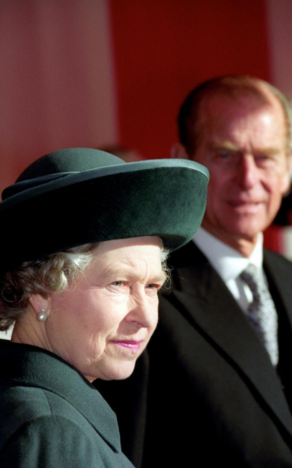 Královna se svým manželem v Guildhallu v Londýně, kde při svém projevu kritizovala některé členy královské rodiny.