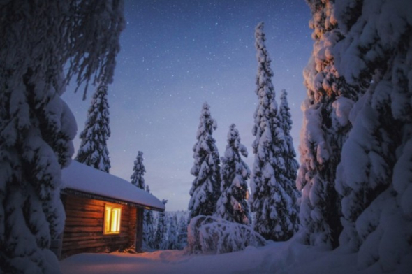 Dřevěná chatka kdesi hluboko v polárních lesích