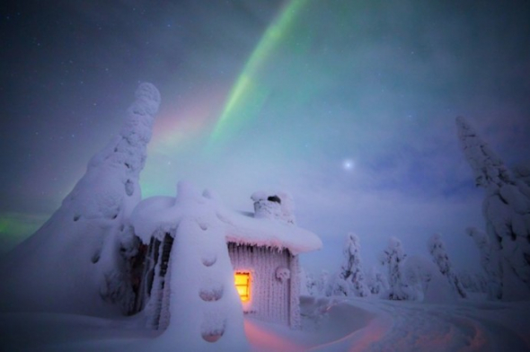 Opuštěný domeček ve Finsku s polární září nad střechou