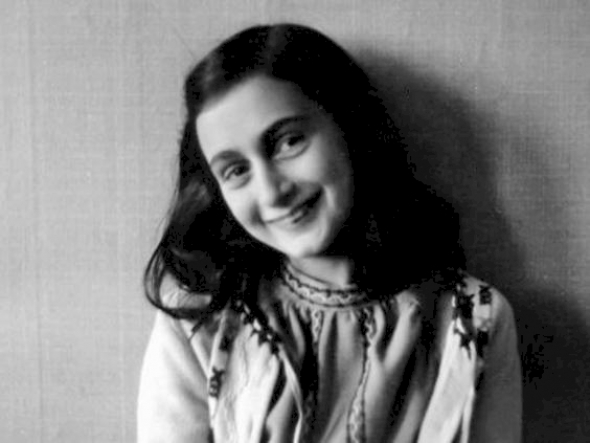 Anne Frank, židovská dívka, jejíž deník, který psala v koncentračním táboře, se celosvětově proslavil